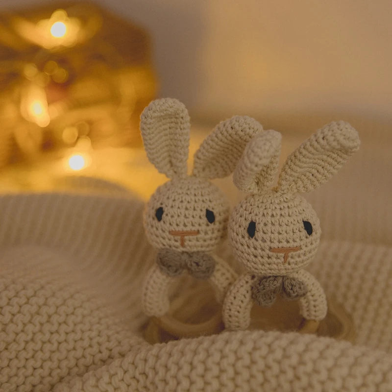 Hochet Bébé Lapin en Crochet – Jouet d’Éveil & Anneau de Dentition 0-12 Mois